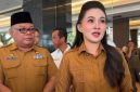 Gubernur Sherly di dampinggi Sekda saat di wawancari, kamis (17/09/26). Dok. Istimewah