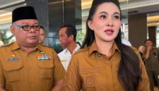 Gubernur Sherly di dampinggi Sekda saat di wawancari, kamis (17/09/26). Dok. Istimewah