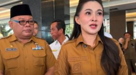 Gubernur Sherly di dampinggi Sekda saat di wawancari, kamis (17/09/26). Dok. Istimewah