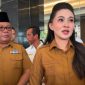 Gubernur Sherly di dampinggi Sekda saat di wawancari, kamis (17/09/26). Dok. Istimewah
