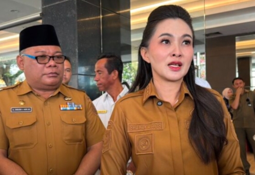 Gubernur Sherly di dampinggi Sekda saat di wawancari, kamis (17/09/26). Dok. Istimewah