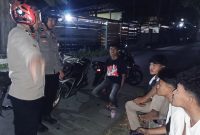 Patroli digelar Minggu malam oleh tiga personel piket Polsek Pulau Bacan. Petugas menyisir Desa Mandaong, Desa Kampung Makian hingga Desa Tomori. Minggu (20/09/26). Dok. Ian