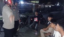 Patroli digelar Minggu malam oleh tiga personel piket Polsek Pulau Bacan. Petugas menyisir Desa Mandaong, Desa Kampung Makian hingga Desa Tomori. Minggu (20/09/26). Dok. Ian
