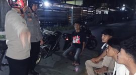 Patroli digelar Minggu malam oleh tiga personel piket Polsek Pulau Bacan. Petugas menyisir Desa Mandaong, Desa Kampung Makian hingga Desa Tomori. Minggu (20/09/26). Dok. Ian