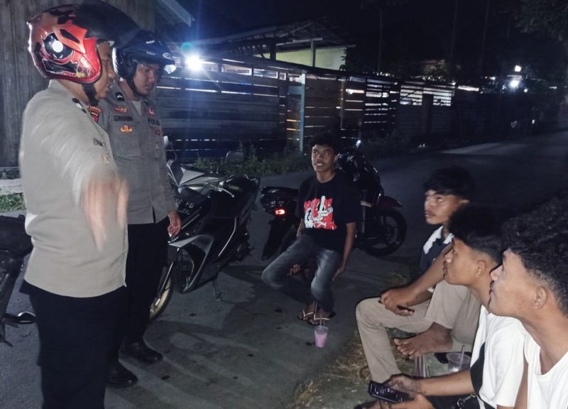 Patroli digelar Minggu malam oleh tiga personel piket Polsek Pulau Bacan. Petugas menyisir Desa Mandaong, Desa Kampung Makian hingga Desa Tomori. Minggu (20/09/26). Dok. Ian