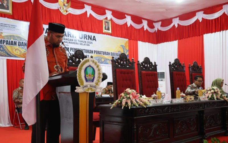 Bupati Halmahera Selatan Hasan Ali Bassam Kasuba, dalam rapat paripurna DPRD penyampaian Ranperda masuk dalam Propemperda. Jumat, (25/09/26). Dok. Ian