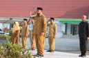 Bupati Halmahera Selatan Hasan Ali Bassam Kasuba Saat Pimpin Apel Gabungan di Halaman Kantor Bupati Halsel. Senin (28/09/26). Dok. Ian