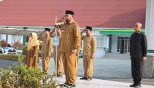 Bupati Halmahera Selatan Hasan Ali Bassam Kasuba Saat Pimpin Apel Gabungan di Halaman Kantor Bupati Halsel. Senin (28/09/26). Dok. Ian