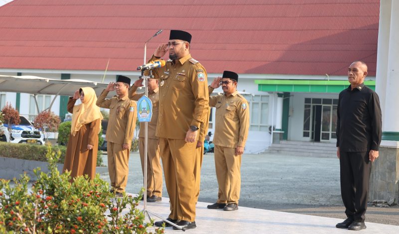 Bupati Halmahera Selatan Hasan Ali Bassam Kasuba Saat Pimpin Apel Gabungan di Halaman Kantor Bupati Halsel. Senin (28/09/26). Dok. Ian
