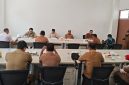 Wagub Malut, H. Sarbin Sehe, bersama Bupati, Piet Hein Babua, Sekda Halut, Pimpinan OPD Teknis Terkait, Camat Kao, serta Perwakilan Hutama Karya menggelar rapat terbatas membahas Keterlambatan penyelesaian pembangunan SRT 1.Selasa, (29/9/2026). Dok. Humas ADPIM