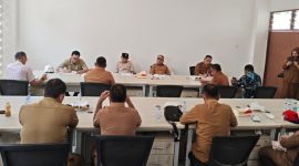 Wagub Malut, H. Sarbin Sehe, bersama Bupati, Piet Hein Babua, Sekda Halut, Pimpinan OPD Teknis Terkait, Camat Kao, serta Perwakilan Hutama Karya menggelar rapat terbatas membahas Keterlambatan penyelesaian pembangunan SRT 1.Selasa, (29/9/2026). Dok. Humas ADPIM