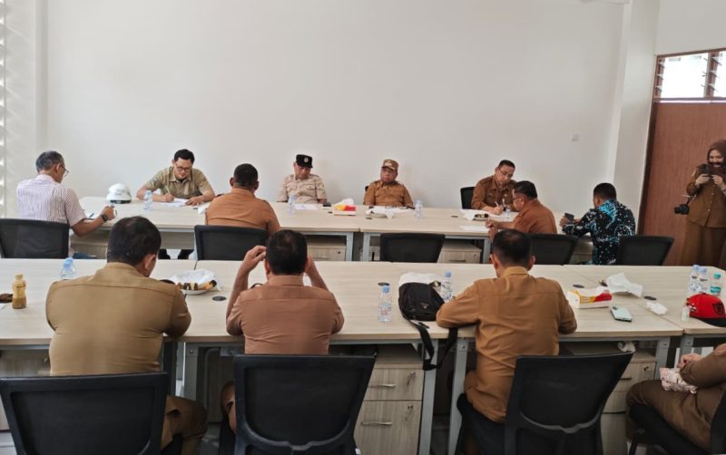 Wagub Malut, H. Sarbin Sehe, bersama Bupati, Piet Hein Babua, Sekda Halut, Pimpinan OPD Teknis Terkait, Camat Kao, serta Perwakilan Hutama Karya menggelar rapat terbatas membahas Keterlambatan penyelesaian pembangunan SRT 1.Selasa, (29/9/2026). Dok. Humas ADPIM