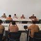 Wagub Malut, H. Sarbin Sehe, bersama Bupati, Piet Hein Babua, Sekda Halut, Pimpinan OPD Teknis Terkait, Camat Kao, serta Perwakilan Hutama Karya menggelar rapat terbatas membahas Keterlambatan penyelesaian pembangunan SRT 1.Selasa, (29/9/2026). Dok. Humas ADPIM
