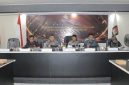 Ketua KPU Halsel, Tabrid S. Thalib, bersama seluruh anggota menggelar rapat pleno rekapitulasi PDPB Triwulan III Tahun 2026 dihadiri Ketua Bawaslu, Rais Kahar bersama anggota, serta perwakilan Kodim 1905/Labuha, Polres Halsel, Lapas Kelas III Labuha, DPMD dan Dukcapil Halsel dilaksanakan di Aula Husni Kamil Manik, Kantor KPU. Rabu, (30/09/26). Dok.Ian.