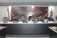 Ketua KPU Halsel, Tabrid S. Thalib, bersama seluruh anggota menggelar rapat pleno rekapitulasi PDPB Triwulan III Tahun 2026 dihadiri Ketua Bawaslu, Rais Kahar bersama anggota, serta perwakilan Kodim 1905/Labuha, Polres Halsel, Lapas Kelas III Labuha, DPMD dan Dukcapil Halsel dilaksanakan di Aula Husni Kamil Manik, Kantor KPU. Rabu, (30/09/26). Dok.Ian.