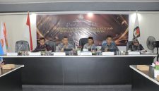 Ketua KPU Halsel, Tabrid S. Thalib, bersama seluruh anggota menggelar rapat pleno rekapitulasi PDPB Triwulan III Tahun 2026 dihadiri Ketua Bawaslu, Rais Kahar bersama anggota, serta perwakilan Kodim 1905/Labuha, Polres Halsel, Lapas Kelas III Labuha, DPMD dan Dukcapil Halsel dilaksanakan di Aula Husni Kamil Manik, Kantor KPU. Rabu, (30/09/26). Dok.Ian.