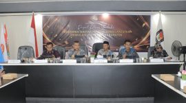 Ketua KPU Halsel, Tabrid S. Thalib, bersama seluruh anggota menggelar rapat pleno rekapitulasi PDPB Triwulan III Tahun 2026 dihadiri Ketua Bawaslu, Rais Kahar bersama anggota, serta perwakilan Kodim 1905/Labuha, Polres Halsel, Lapas Kelas III Labuha, DPMD dan Dukcapil Halsel dilaksanakan di Aula Husni Kamil Manik, Kantor KPU. Rabu, (30/09/26). Dok.Ian.