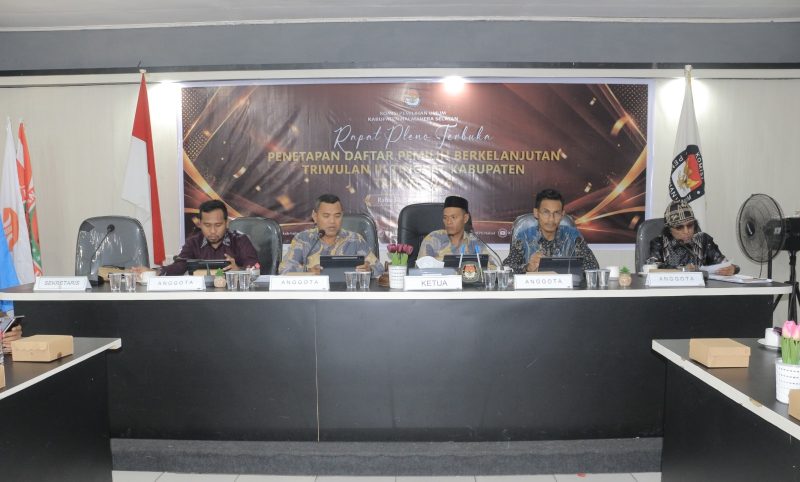 Ketua KPU Halsel, Tabrid S. Thalib, bersama seluruh anggota menggelar rapat pleno rekapitulasi PDPB Triwulan III Tahun 2026 dihadiri Ketua Bawaslu, Rais Kahar bersama anggota, serta perwakilan Kodim 1905/Labuha, Polres Halsel, Lapas Kelas III Labuha, DPMD dan Dukcapil Halsel dilaksanakan di Aula Husni Kamil Manik, Kantor KPU. Rabu, (30/09/26). Dok.Ian.