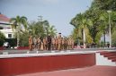 Wakil Gubernur H. Sarbin Sehe memimpin apel pagi di halaman kantor Gubernur. Senin (14/09/26). Dok. Humas Pemprov