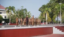 Wakil Gubernur H. Sarbin Sehe memimpin apel pagi di halaman kantor Gubernur. Senin (14/09/26). Dok. Humas Pemprov