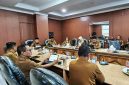 Rapat Sinkronisasi Data dan Penggalian Potensi Penerimaan Pendapatan Asli Daerah (PAD) bersama, Sekretaris Daerah Provinsi Maluku Utara, H. Samsuddin A. Kadir, serta dipimpin langsung oleh Wakil Gubernur Maluku Utara, H. Sarbin Sehe. Senin (14/09/26). Dok. Humas Pemprov