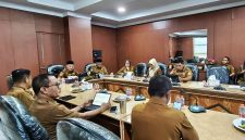 Rapat Sinkronisasi Data dan Penggalian Potensi Penerimaan Pendapatan Asli Daerah (PAD) bersama, Sekretaris Daerah Provinsi Maluku Utara, H. Samsuddin A. Kadir, serta dipimpin langsung oleh Wakil Gubernur Maluku Utara, H. Sarbin Sehe. Senin (14/09/26). Dok. Humas Pemprov