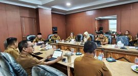 Rapat Sinkronisasi Data dan Penggalian Potensi Penerimaan Pendapatan Asli Daerah (PAD) bersama, Sekretaris Daerah Provinsi Maluku Utara, H. Samsuddin A. Kadir, serta dipimpin langsung oleh Wakil Gubernur Maluku Utara, H. Sarbin Sehe. Senin (14/09/26). Dok. Humas Pemprov