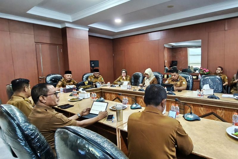 Rapat Sinkronisasi Data dan Penggalian Potensi Penerimaan Pendapatan Asli Daerah (PAD) bersama, Sekretaris Daerah Provinsi Maluku Utara, H. Samsuddin A. Kadir, serta dipimpin langsung oleh Wakil Gubernur Maluku Utara, H. Sarbin Sehe. Senin (14/09/26). Dok. Humas Pemprov