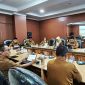 Rapat Sinkronisasi Data dan Penggalian Potensi Penerimaan Pendapatan Asli Daerah (PAD) bersama, Sekretaris Daerah Provinsi Maluku Utara, H. Samsuddin A. Kadir, serta dipimpin langsung oleh Wakil Gubernur Maluku Utara, H. Sarbin Sehe. Senin (14/09/26). Dok. Humas Pemprov