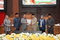 Foto bersama wagub dan jajaran pimpinan DPRD Provinsi Maluku Utara. Rabu, (16/09/26). Dok. Humas Pemprov Malut. 