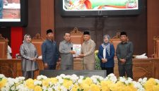 Foto bersama wagub dan jajaran pimpinan DPRD Provinsi Maluku Utara. Rabu, (16/09/26). Dok. Humas Pemprov Malut.