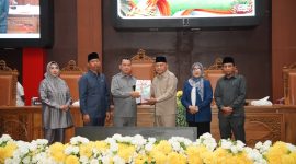 Foto bersama wagub dan jajaran pimpinan DPRD Provinsi Maluku Utara. Rabu, (16/09/26). Dok. Humas Pemprov Malut. 