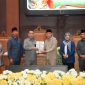 Foto bersama wagub dan jajaran pimpinan DPRD Provinsi Maluku Utara. Rabu, (16/09/26). Dok. Humas Pemprov Malut. 