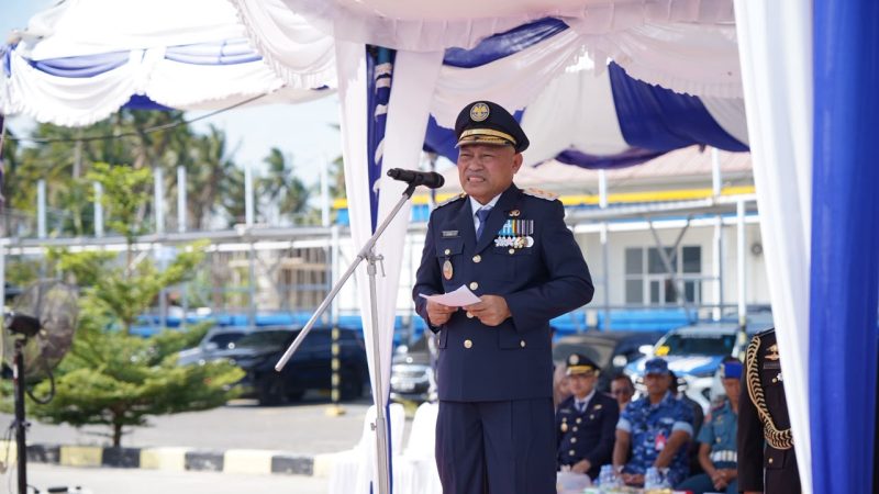 Wagub Sarbin Sehe saat memimpin upacara peringatan Hari Perhubungan Nasional Tahun 2026 di Lapangan Kantor BPTD Kelas II. Kamis (17/9/2026). Dok. Humas Pemprov Malut