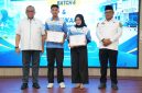 Wamenaker RI, Dr. Afriansyah Noor, Didampingi Sekprov Maluku Utara, Drs. Samsudin A. Kadir, Foto bersama dengan Peserta Pelatihan Vokasi Nasional Gelombang IV dan Pelatihan Peningkatan Produktivitas di Aula Balai Pelatihan Vokasi dan Produktivitas (BPVP) Ternate Secara Simbolis. Jumat, (18/09/2026). Dok. Humas Pemprov Malut