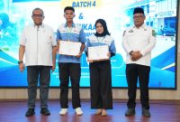 Wamenaker RI, Dr. Afriansyah Noor, Didampingi Sekprov Maluku Utara, Drs. Samsudin A. Kadir, Foto bersama dengan Peserta Pelatihan Vokasi Nasional Gelombang IV dan Pelatihan Peningkatan Produktivitas di Aula Balai Pelatihan Vokasi dan Produktivitas (BPVP) Ternate Secara Simbolis. Jumat, (18/09/2026). Dok. Humas Pemprov Malut