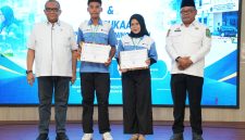 Wamenaker RI, Dr. Afriansyah Noor, Didampingi Sekprov Maluku Utara, Drs. Samsudin A. Kadir, Foto bersama dengan Peserta Pelatihan Vokasi Nasional Gelombang IV dan Pelatihan Peningkatan Produktivitas di Aula Balai Pelatihan Vokasi dan Produktivitas (BPVP) Ternate Secara Simbolis. Jumat, (18/09/2026). Dok. Humas Pemprov Malut