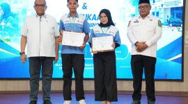 Wamenaker RI, Dr. Afriansyah Noor, Didampingi Sekprov Maluku Utara, Drs. Samsudin A. Kadir, Foto bersama dengan Peserta Pelatihan Vokasi Nasional Gelombang IV dan Pelatihan Peningkatan Produktivitas di Aula Balai Pelatihan Vokasi dan Produktivitas (BPVP) Ternate Secara Simbolis. Jumat, (18/09/2026). Dok. Humas Pemprov Malut