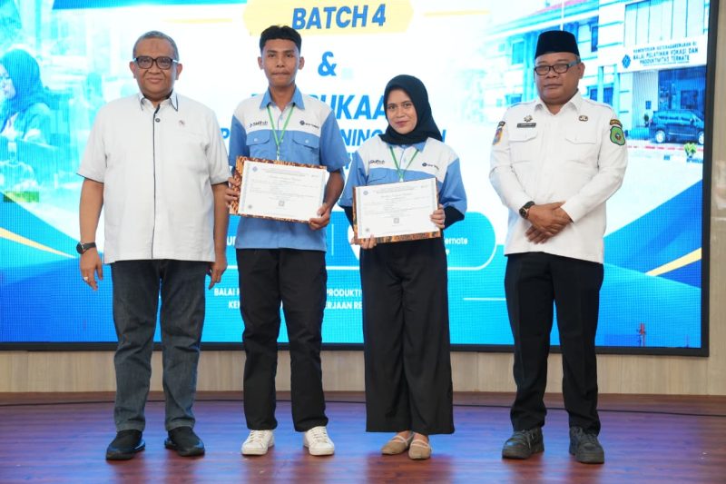 Wamenaker RI, Dr. Afriansyah Noor, Didampingi Sekprov Maluku Utara, Drs. Samsudin A. Kadir, Foto bersama dengan Peserta Pelatihan Vokasi Nasional Gelombang IV dan Pelatihan Peningkatan Produktivitas di Aula Balai Pelatihan Vokasi dan Produktivitas (BPVP) Ternate Secara Simbolis. Jumat, (18/09/2026). Dok. Humas Pemprov Malut
