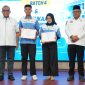 Wamenaker RI, Dr. Afriansyah Noor, Didampingi Sekprov Maluku Utara, Drs. Samsudin A. Kadir, Foto bersama dengan Peserta Pelatihan Vokasi Nasional Gelombang IV dan Pelatihan Peningkatan Produktivitas di Aula Balai Pelatihan Vokasi dan Produktivitas (BPVP) Ternate Secara Simbolis. Jumat, (18/09/2026). Dok. Humas Pemprov Malut