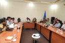 Rapat Tindak Lanjut Pemantauan, Pengawalan, dan Percepatan Pertumbuhan Ekonomi Provinsi Maluku Utara yang berlangsung di Ruang VIP Bandara Baabullah. Jumat (18/09/26). Dok. Humas Pemprov Malut. 