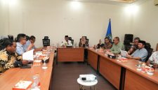 Rapat Tindak Lanjut Pemantauan, Pengawalan, dan Percepatan Pertumbuhan Ekonomi Provinsi Maluku Utara yang berlangsung di Ruang VIP Bandara Baabullah. Jumat (18/09/26). Dok. Humas Pemprov Malut. 