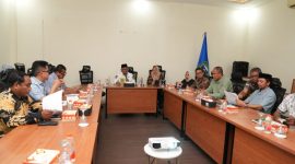 Rapat Tindak Lanjut Pemantauan, Pengawalan, dan Percepatan Pertumbuhan Ekonomi Provinsi Maluku Utara yang berlangsung di Ruang VIP Bandara Baabullah. Jumat (18/09/26). Dok. Humas Pemprov Malut. 