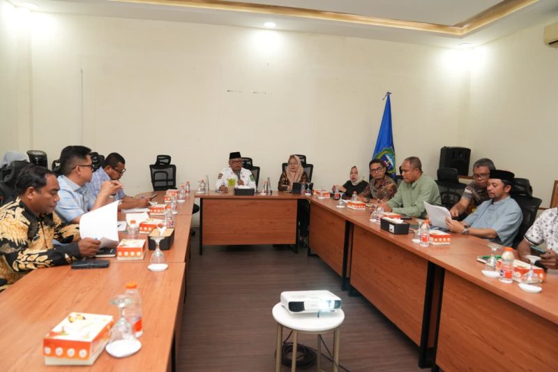 Rapat Tindak Lanjut Pemantauan, Pengawalan, dan Percepatan Pertumbuhan Ekonomi Provinsi Maluku Utara yang berlangsung di Ruang VIP Bandara Baabullah. Jumat (18/09/26). Dok. Humas Pemprov Malut. 