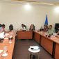 Rapat Tindak Lanjut Pemantauan, Pengawalan, dan Percepatan Pertumbuhan Ekonomi Provinsi Maluku Utara yang berlangsung di Ruang VIP Bandara Baabullah. Jumat (18/09/26). Dok. Humas Pemprov Malut. 