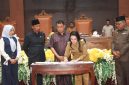 DPRD dan Pemda Provinsi Malut menggelar Rapat Paripurna ke-25 Masa Persidangan Ketiga Tahun Sidang 2025/2026 Pembahasan Rancangan Peraturan Daerah tentang Perubahan APBD Tahun Anggaran 2026 sekaligus Tandatangani persetujuan Ranperda secara resmi. Selasa (22/9/2026). Dok. Humas ADPIM