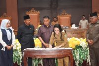 DPRD dan Pemda Provinsi Malut menggelar Rapat Paripurna ke-25 Masa Persidangan Ketiga Tahun Sidang 2025/2026 Pembahasan Rancangan Peraturan Daerah tentang Perubahan APBD Tahun Anggaran 2026 sekaligus Tandatangani persetujuan Ranperda secara resmi. Selasa (22/9/2026). Dok. Humas ADPIM