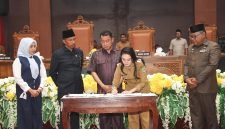 DPRD dan Pemda Provinsi Malut menggelar Rapat Paripurna ke-25 Masa Persidangan Ketiga Tahun Sidang 2025/2026 Pembahasan Rancangan Peraturan Daerah tentang Perubahan APBD Tahun Anggaran 2026 sekaligus Tandatangani persetujuan Ranperda secara resmi. Selasa (22/9/2026). Dok. Humas ADPIM