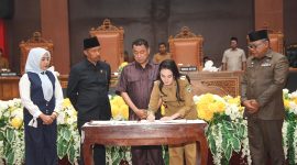 DPRD dan Pemda Provinsi Malut menggelar Rapat Paripurna ke-25 Masa Persidangan Ketiga Tahun Sidang 2025/2026 Pembahasan Rancangan Peraturan Daerah tentang Perubahan APBD Tahun Anggaran 2026 sekaligus Tandatangani persetujuan Ranperda secara resmi. Selasa (22/9/2026). Dok. Humas ADPIM