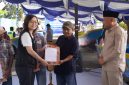 Wakil Menteri Ekonomi Kreatif RI, Irene Umar, di dampingi oleh Wakil Gubernur Maluku Utara Sarbin Sehe, dalam peringatan HUT ke-27 Provinsi Maluku Utara, dengan acara melukis kapal Nelayan yang dilaksanakan di Pelabuhan Perikanan Bastiong, Ternate, Kamis (24/9/2026). Dok. Humas ADPIM